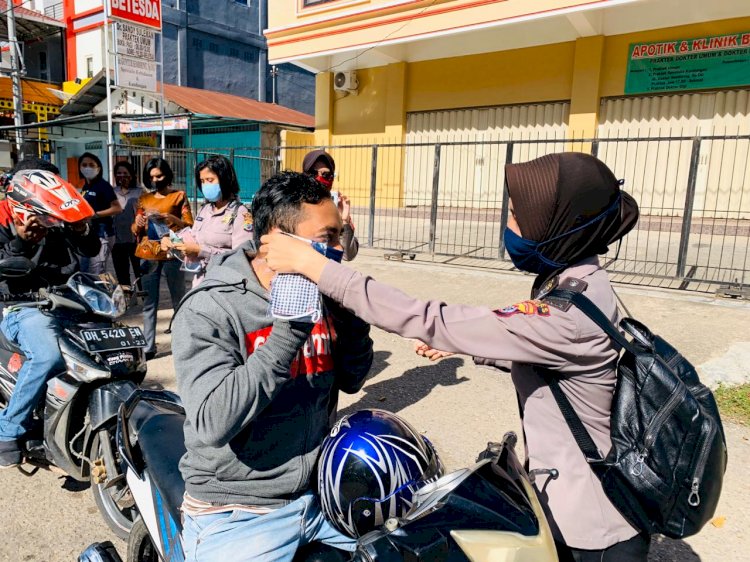 Cegah Penularan Covid-19, Srikandi Polwan Polres Belu Turun ke Jalan Bagi-bagi Masker untuk Masyarakat