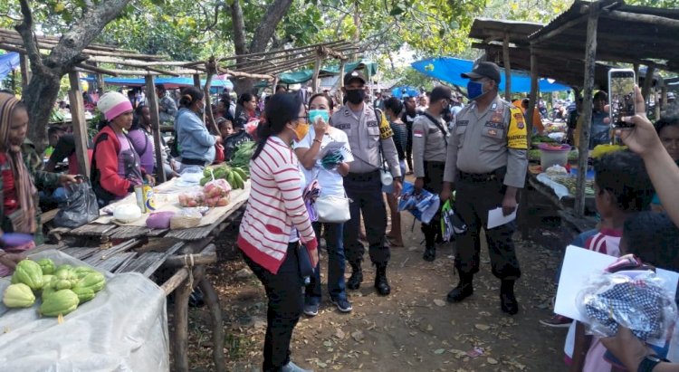 Bareng Tim Medis Puskesmas Wedomu,  Polsek Tasifeto Timur Turun Sosialiasi Pencegahan Covid-19 di Pasar Sabete