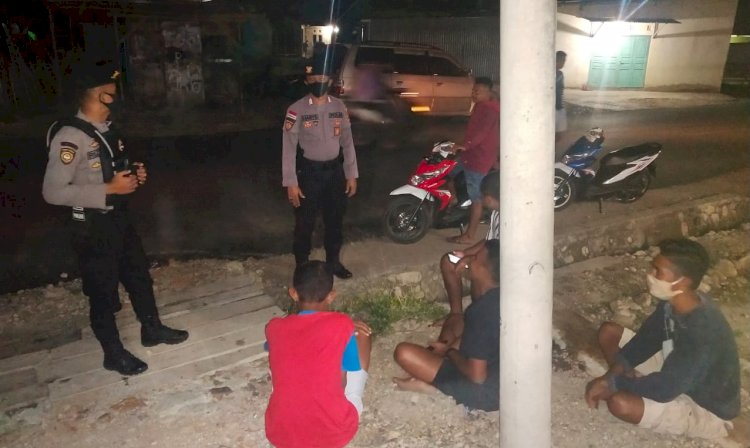 Temui Sekelompok Pemuda Saat Patroli, Anggota Dalmas Polres Belu Tegaskan  STOP Ngumpul-ngumpul di Tengah Pandemi Covid-19!