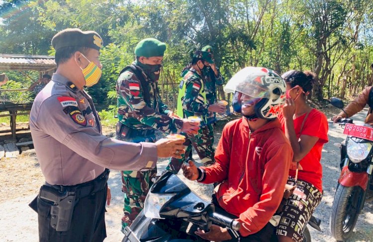 Tingkatkan Imun Tubuh Guna Cegah Covid-19, Polres Belu Turun Bagikan Bubur Kacang Hijau untuk Masyarakat