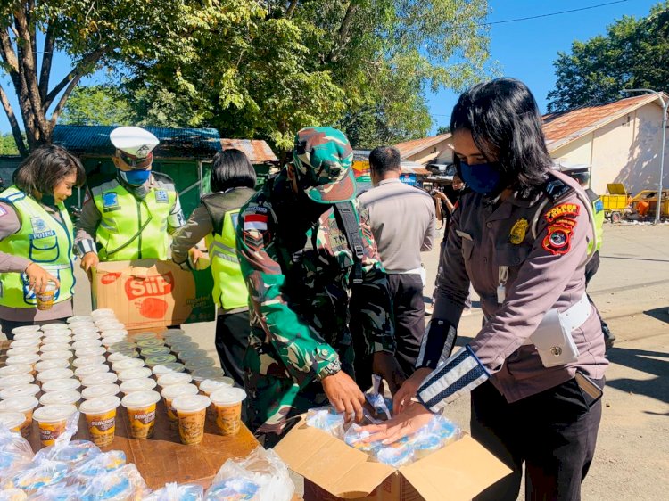 Buka Dapur Umum, Polres Belu dan TNI Salurkan Bubur Kacang Hijau kepada Masyarakat Terdampak Covid-19