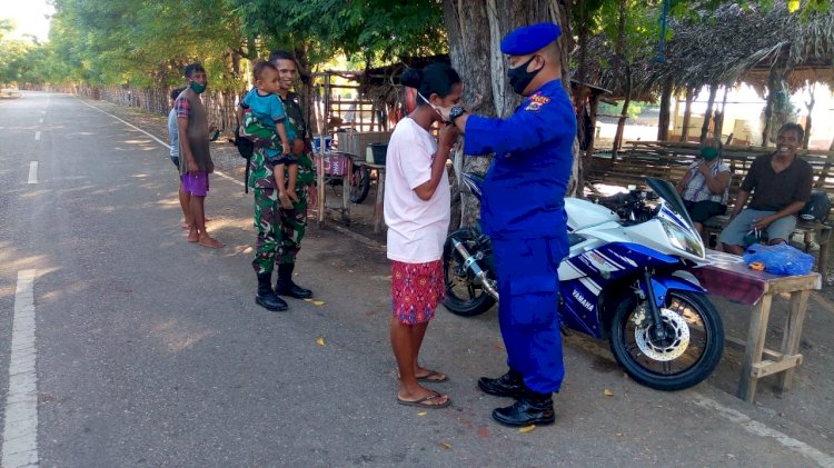 Turun Bagi-bagi Masker, Kasat Pol Airud Polres Belu Imbau Warga Disiplin Jalankan Protokol Kesehatan
