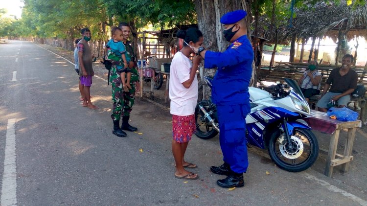 Turun Bagi-bagi Masker, Kasat Pol Airud Polres Belu Imbau Warga Disiplin Jalankan Protokol Kesehatan