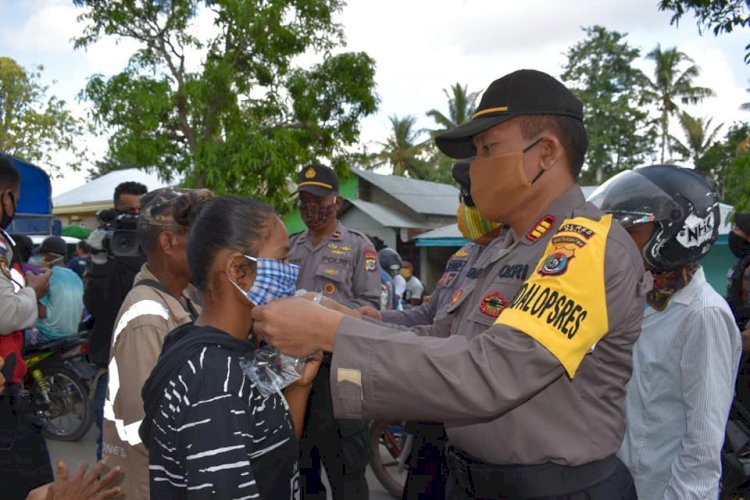 Bagi-bagi Masker di Pasar Halilulik, Satgas Aman Nusa II Polres Belu dan Gugus Tugas Covid-19 Imbau Warga Patuhi Protokol Kesehatan