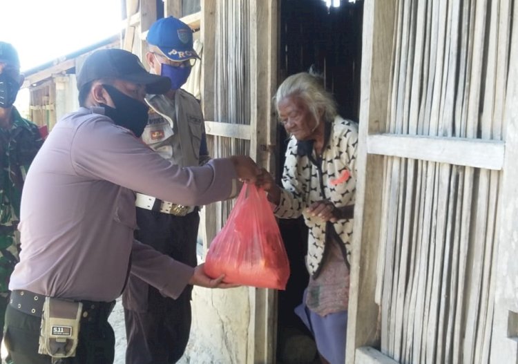 Baksos Ditengah Pandemi Covid-19, Polsek Raihat Salurkan Paket Sembako untuk Warga Kurang Mampu di Tapal Batas