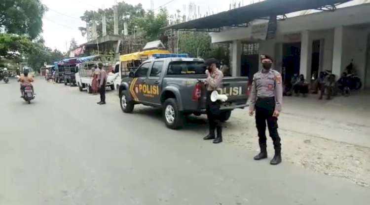 Imbauan Cegah Covid-19 di Pasar Lama, Sat Samapta Polres Belu Minta Warga Jaga Jarak  dan Pakai Masker