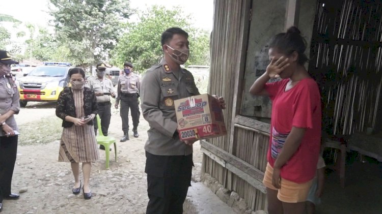 Video, Tangis Warga Terdampak Pandemi Covid-19 Saat Terima Bantuan Sembako dari Kapolres Belu