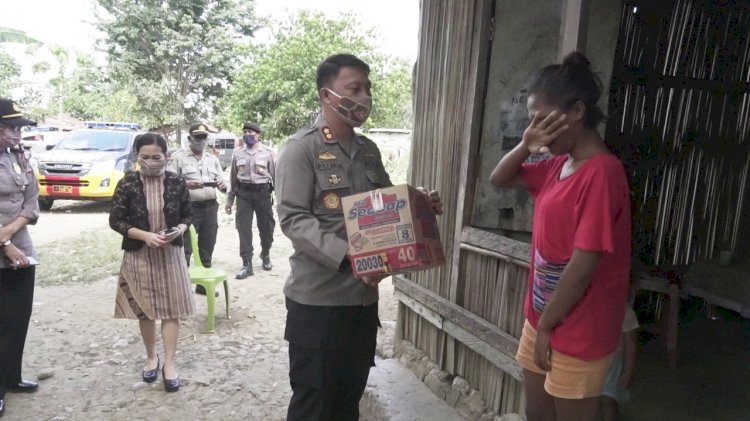 Video, Tangis Warga Terdampak Pandemi Covid-19  Saat Terima Bantuan Sembako dari Kapolres Belu