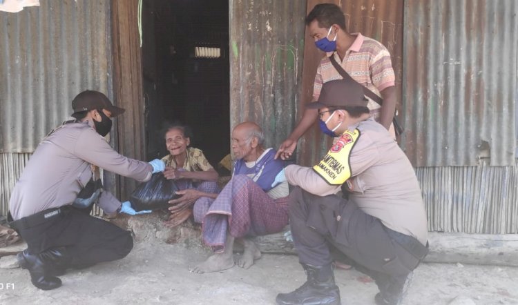 Bakti Sosial Polri di Tengah Covid-19, Polsek Lamaknen Salurkan Sembako untuk Lansia dan Warga Kurang Mampu