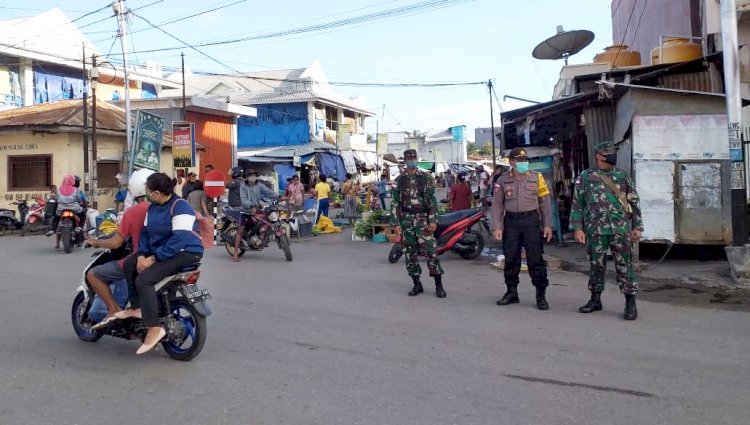 Bergerak di Pasar Baru, Satgas Aman Nusa II Polres Belu Bersama Gugus Tugas Covid-19 Tertibkan Penggunaan Masker dan Tempat Jualan