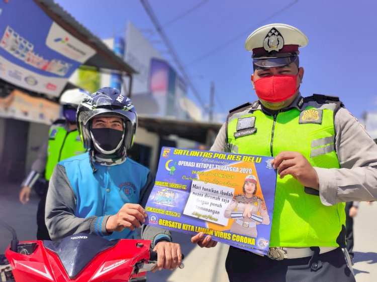 Melalui Brosur Imbauan, Sat Lantas Polres Belu Ajak Warga Stop Mudik untuk Memutus Mata Rantai Covid-19