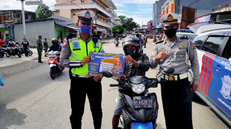 Sebar Brosur Imbauan ke Pengendara, Sat Lantas Polres Belu Bicara Soal Covid-19 dan Tertib Berlalu Lintas