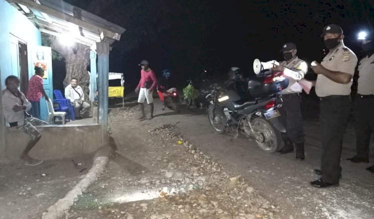 Patroli Malam di Desa ini, Polsek Kakuluk Mesak Ajak Warga Selalu Waspada dengan Penyebaran Covid-19