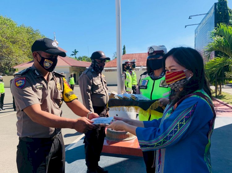 Video:Bakti Peduli Bhayangkari Cabang Belu, Bagikan Vitamin dan Masker untuk Personil Polri