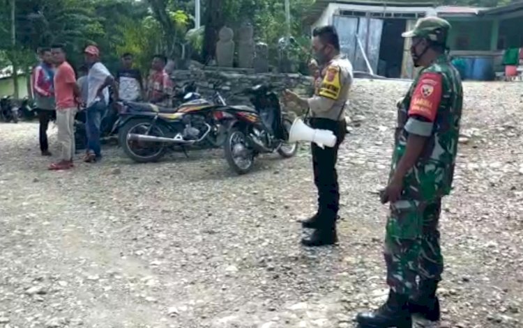 Masuk New Normal, BRIGPOL Junaedi Bareng Babinsa Weluli Ajak Warga Patuhi Protokol Kesehatan