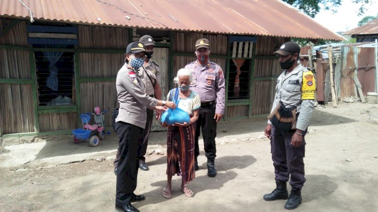 Sambut Hari Bhayangkara ke 74, Sat Binmas Bareng Polsek Kakuluk Mesak Gelar Baksos Peduli Covid-19