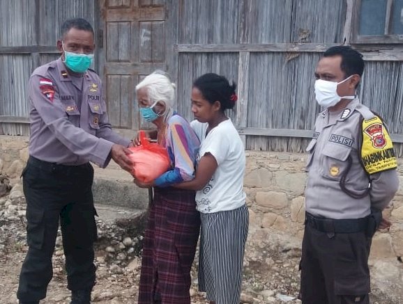 Salurkan Baksos Jelang Hari Bhayangkara ke 74, Polsek Tasifeto Barat Prioritaskan Janda Tua dan Lansia