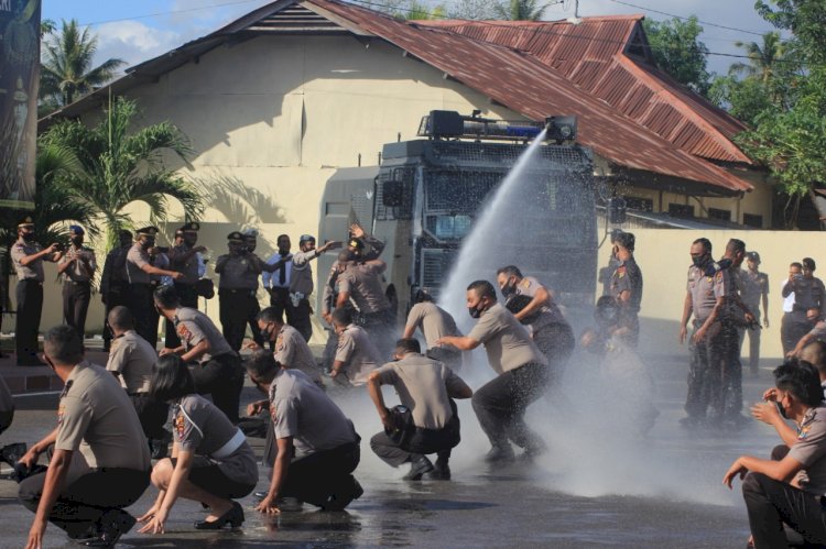 Naik Pangkat, 36 Personil Polres Belu dan Brimob Kaget  Diguyur Dengan Water Canon