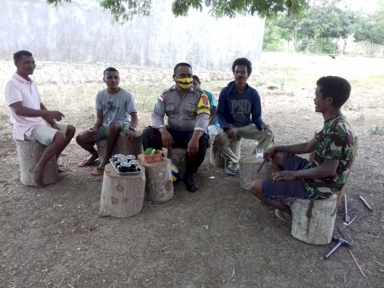 Sambang Dialogis, Bhabinkamtibmas Polsek Tasifeto Timur ini Ajak Masyarakat Tetap Patuhi Protokol Kesehatan Covid-19