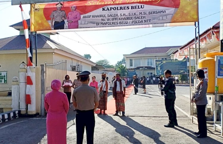 Sapaan Adat dan Pedang Pora Sambut Kedatangan Kapolres Belu, AKBP Khairul Saleh