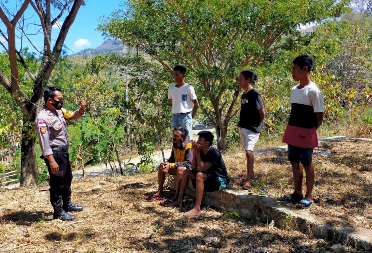 Tetap Pakai Masker dan Jaga Jarak, Imbau BRIGPOL Junedi  ke Masyarakat di Sela Sambang Dialogisnya