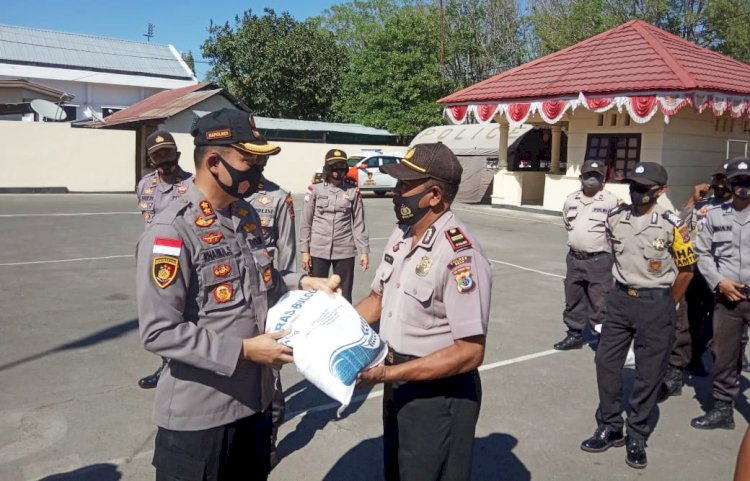 Bakti Sosial Serentak, Kapolres Belu Distribusikan 10 Ton Beras Bantuan Polri  dan Ratusan Paket Sembako