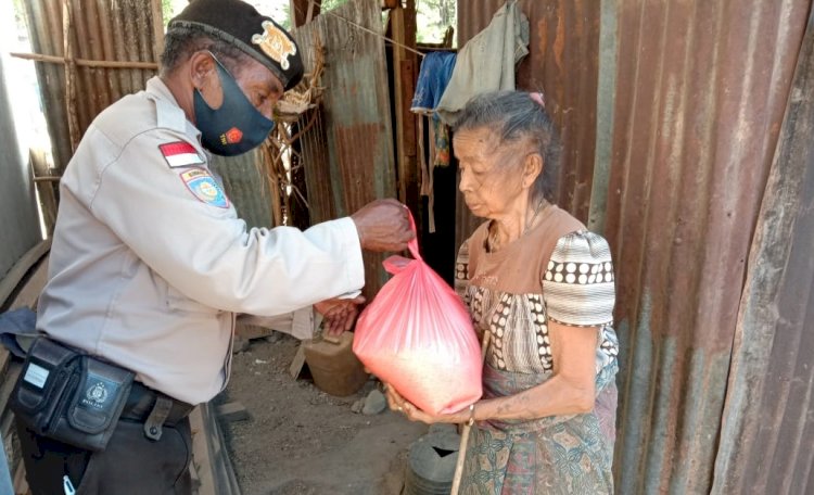 Bergerak dari Rumah ke Rumah, Polsek Raihat Salurkan Beras Bantuan Polri untuk Warga Kurang Mampu