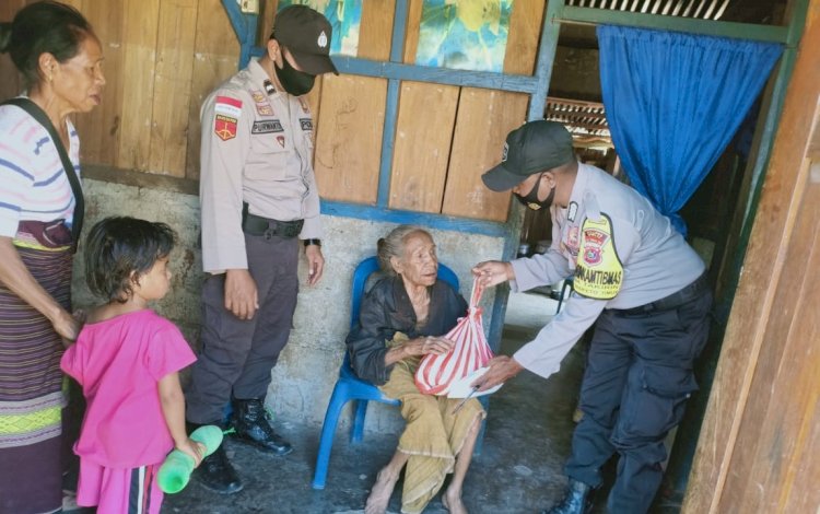 Sentuh Fakir Miskin dan Lansia, Polsek Tasifeto Timur Salurkan Setengah Ton Beras Bantuan Polri Tahap III