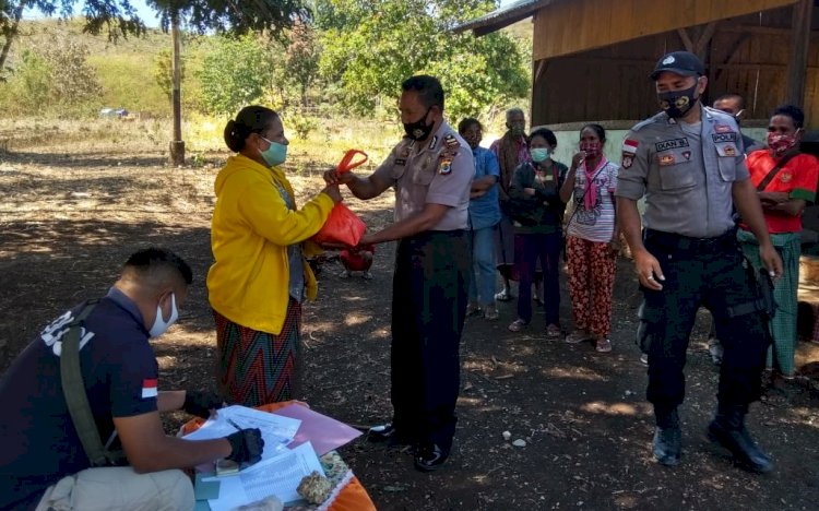 Baksos Serentak, Polsek Lasiolat Salurkan Beras Bantuan Polri untuk 100 Kepala Keluarga