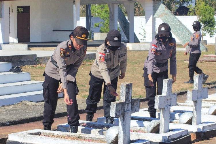 Hargai Jasa Pahlawan,Srikandi Polres Belu Gelar Ziarah dan Tabur Bunga di Momen Ultah Polwan ke 72