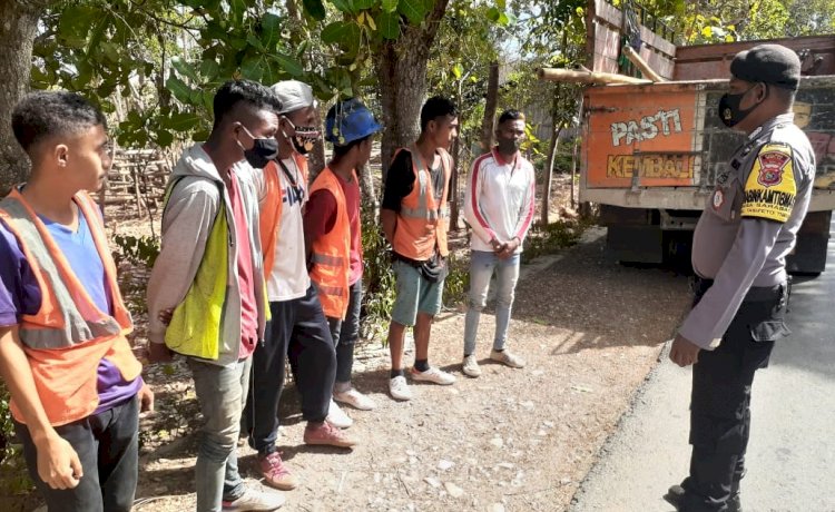 Pakai Masker dan Jaga Jarak, Pesan Anggota Polsek Tasifeto Timur untuk Masyarakat Tunumau