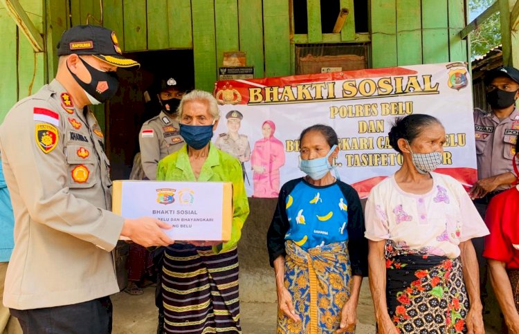 Kembali Gelar Baksos, Polres Belu dan Bhayangkari Salurkan Paket Sembako untuk Warga Tidak Mampu di Tasifeto Timur