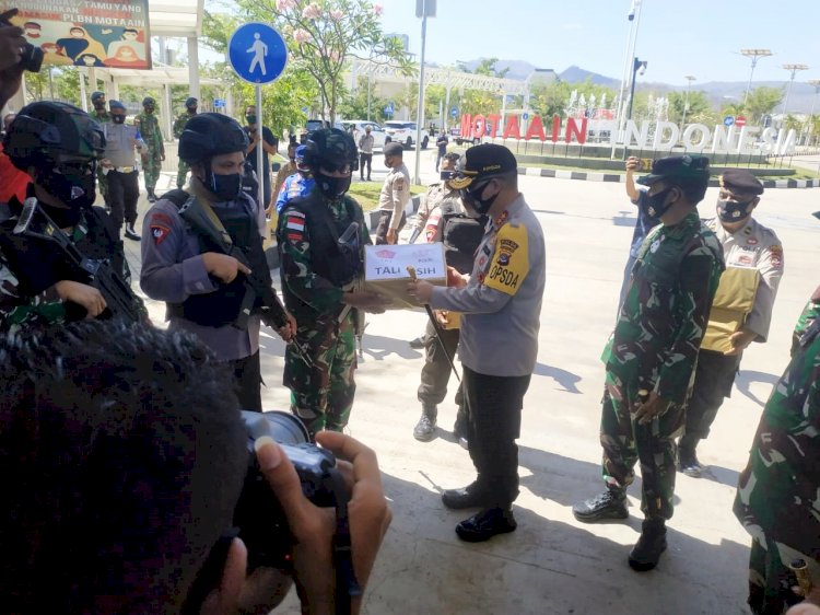 Beri Semangat, Kapolda NTT dan Danrem 161/WS Bagikan Bingkisan kepada Prajurit TNI Polri di Tapal Batas RI-RDTL