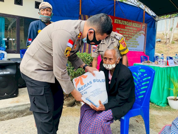 Peduli Dampak Covid-19, Polres Belu dan Bhayangkari Salurkan Beras untuk Lansia di WIlayah Lasiolat