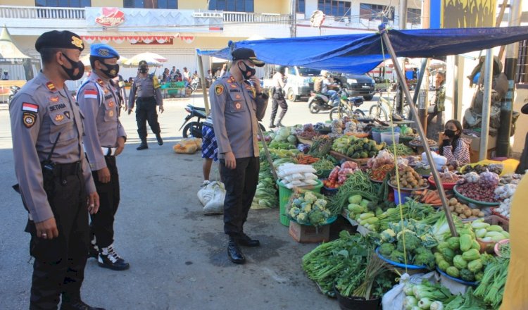 Bersepeda, Kapolres Belu Samperin Masyarakat Pasar Baru Kampanyekan Prokes Pencegahan Covid-19