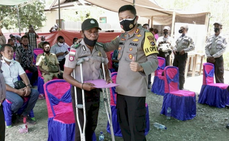 Beri Dukungan Moral dan Semangat,  Kapolres Belu Beri Tali Asih untuk Anggota yang Sakit