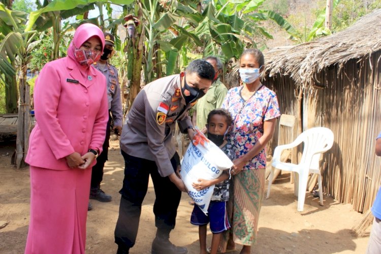 Bergerak dari Rumah ke Rumah, Kapolres Belu dan Ketua Bhayangkari Salurkan Beras untuk Warga Terdampak Covid-19