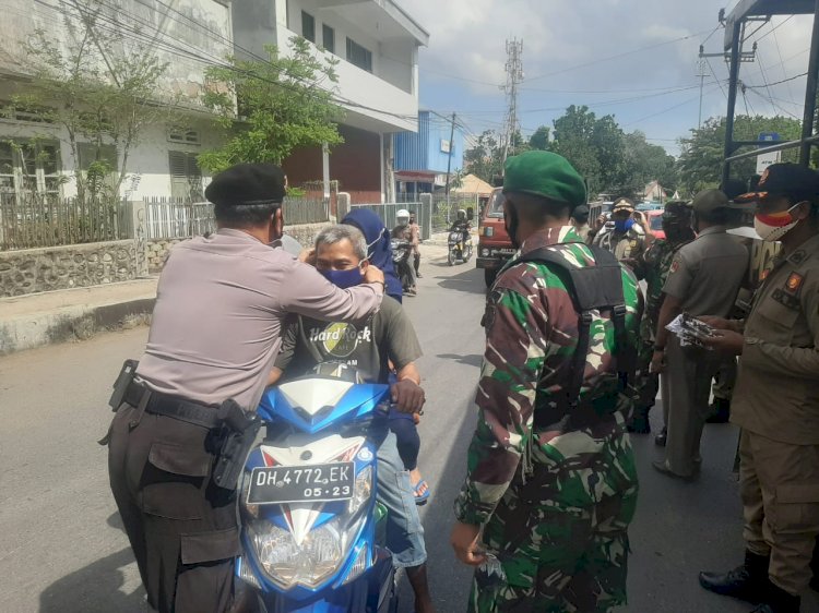 Gelar Operasi Yustisi di Dua Lokasi, Satgas OAN Polres Belu Bagi Masker dan Imbau Disiplin 4 M