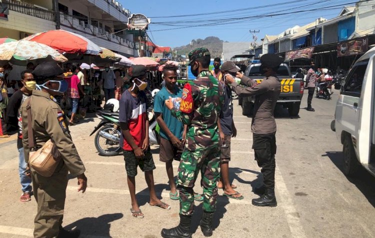 Serius Cegah Covid-19,  Sat Samapta Polres Belu Bersama Inskait Bagi Masker dan Imbau Masyarakat Disiplin 4 M