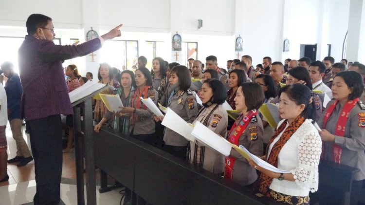 Gema Bhayangkara Polres Belu Tampil Memukau pada Misa Minggu Biasa di Gereja St.Mikhael Stasi Seroja