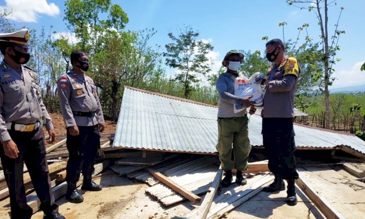 Kapolres Belu, AKBP Khairul Saleh Turun Beri Bantuan Sosial untuk Warga Korban Angin Puting Beliung