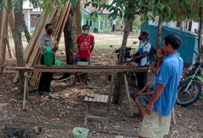 Cegah Penularan Covid-19, Bhabinkamtibmas Tulamalae Minta Warga RT.10  Taati Protokol Kesehatan