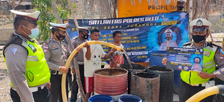 Tutup Ops Zebra 2020, Sat Lantas Polres Belu Bagi Air Bersih untuk Masyarakat Kampung Jokowi