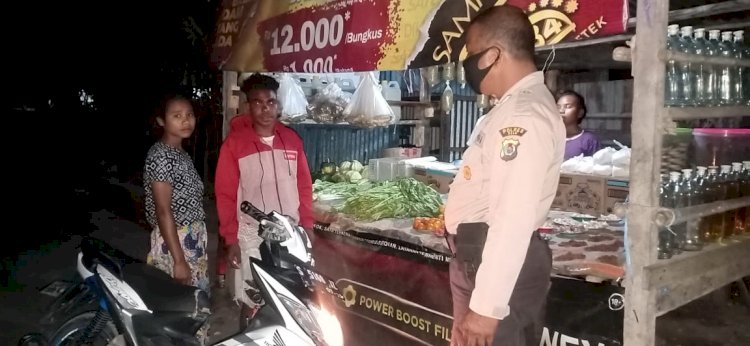 Patroli Malam, Anggota Polsek Tasifeto Barat Terus Ingatkan Masyarakat untuk Dispilin Jalani Prokes Covid-19