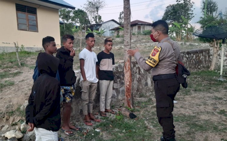 Bubarkan Warga yang Sedang Berkumpul, Upaya Bhabinkamtibmas Duarato Cegah Penularan Covid-19