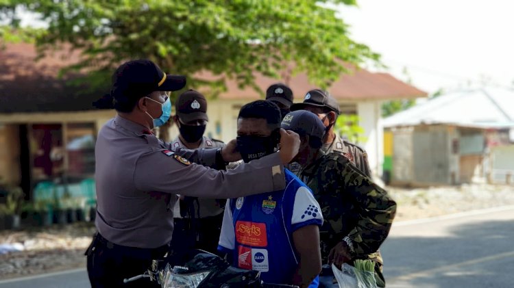 Turun ke Jalan, Polsek Raihat Kembali Bagi Masker dan Sosialisasi 3M Cegah Covid-19