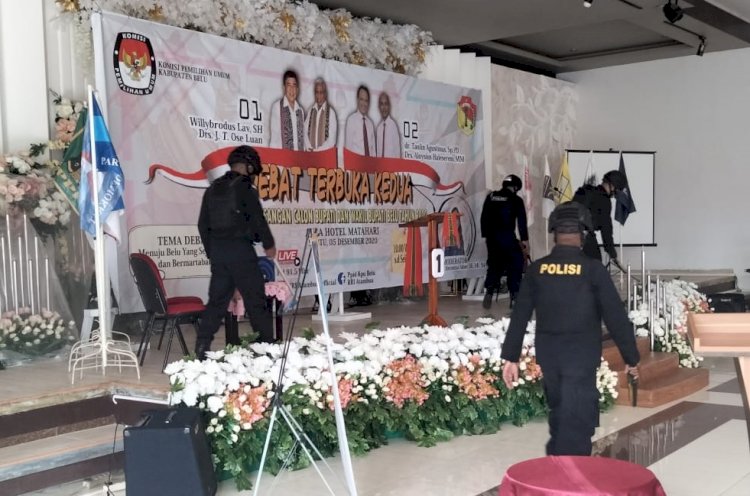 Pastikan Keamanan Lokasi Debat Putaran Ke-2 Paslon Bupati, Personil Brimob Kompi 2 Pelopor Belu Lakukan Sterilisasi