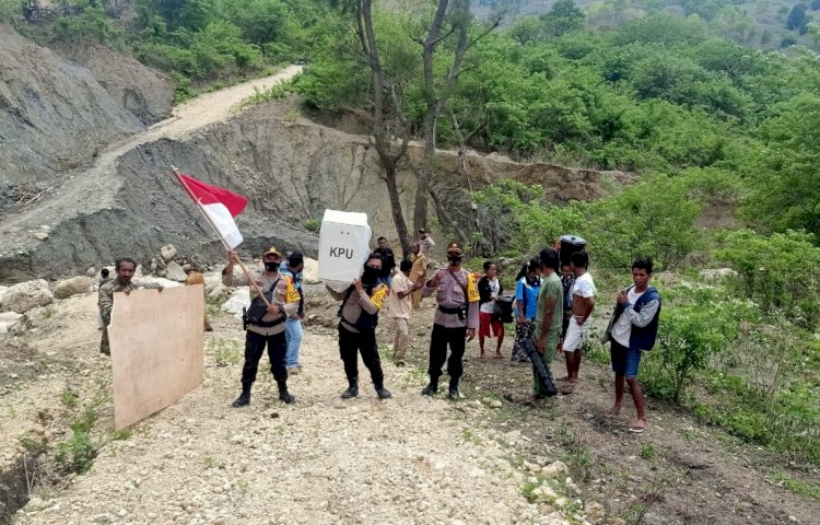 Salut, Video Perjuangan Anggota Polsek Lamaknen Resor Belu Kawal Kotak Suara Melintasi Jalur Ekstrim