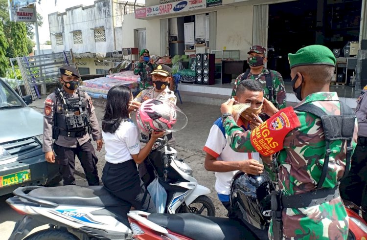 Ops Yustisi Akhir Tahun, Satgas Aman Nusa Polres Belu Bagi Masker dan Tegur Warga yang Tidak Disiplin Prokes