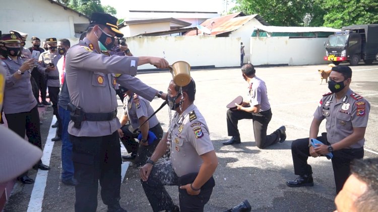 Tradisi Mandi Kembang dan Semprotan Water Canon Warnai Kenaikan Pangkat Personil Polres Belu dan Brimob